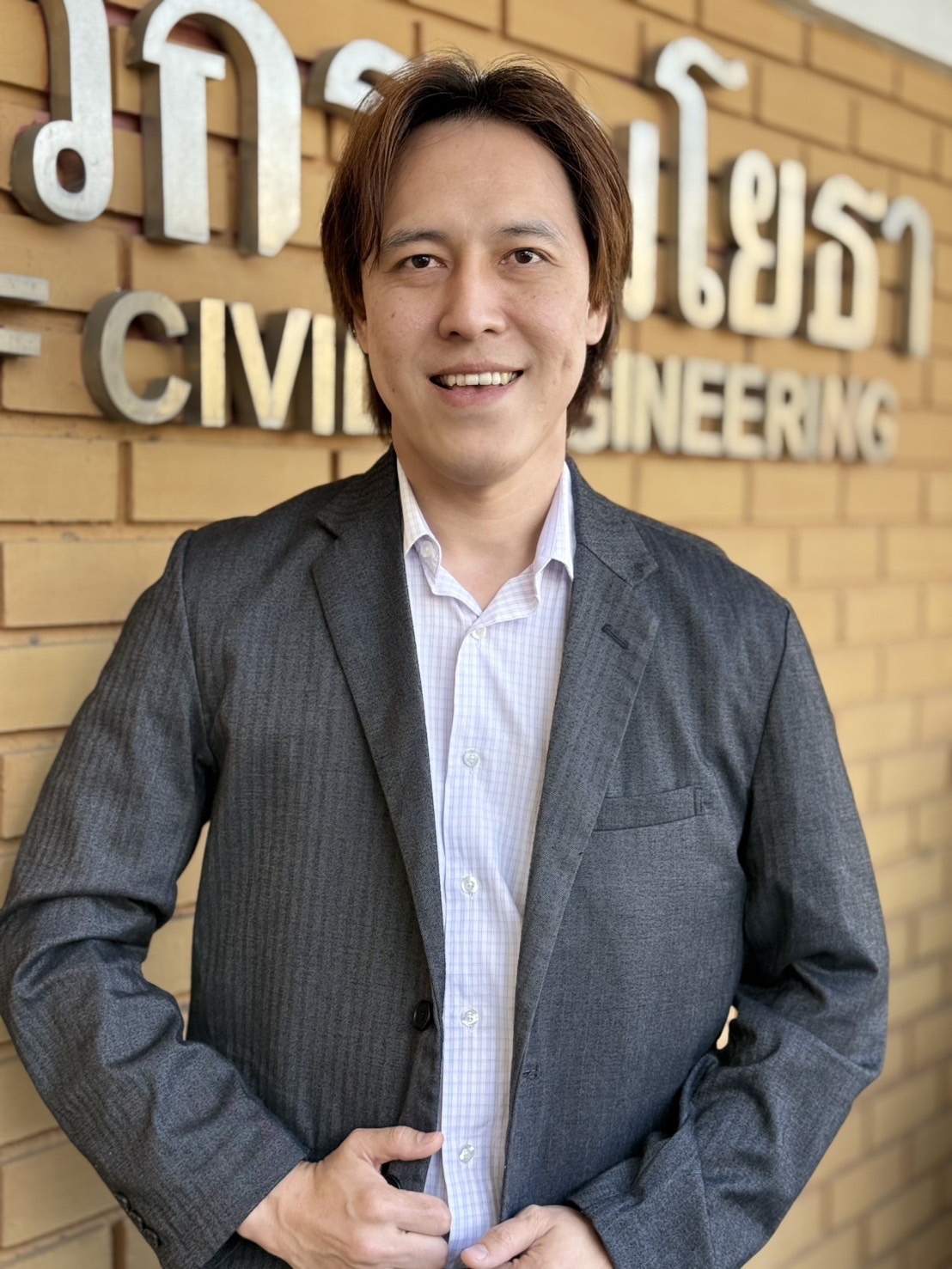 รองศาสตราจารย์ ดร.ศตวรรษ หฤหรรษพงศ์ ประธานหลักสูตร M.Eng.